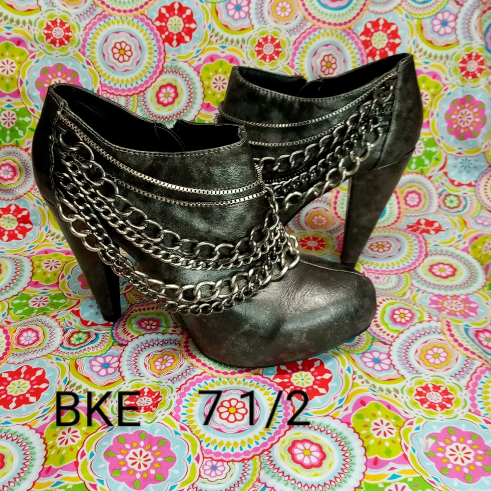 BKE Buckle Quincy Chains Booties Heels, 7.5
